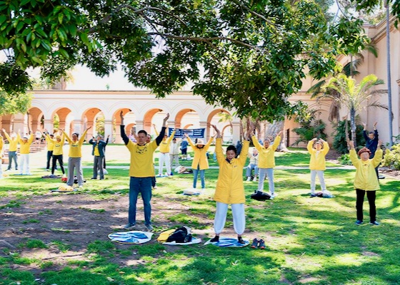 Image for article San Diego, California: Falun Dafa Practitioners Hold a Series of Information Exhibitions